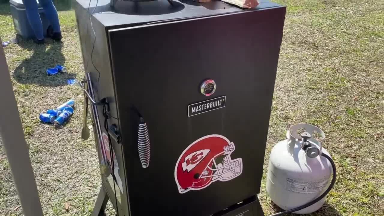 Chiefs tailgate setups