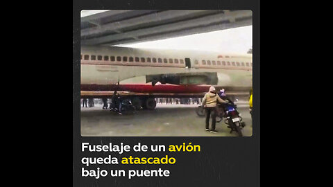 Un avión se queda atascado bajo un puente en la India