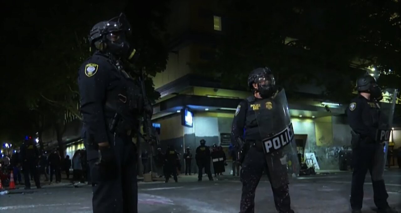 Al menos 100 detenidos durante protesta en Portland y Minneapolis indemniza a familia de G. Floyd