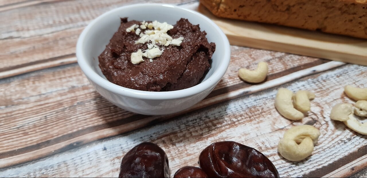 Paleo spreadable dates and cocoa cream