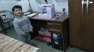 Menino alimenta sapo com Fandangos 1