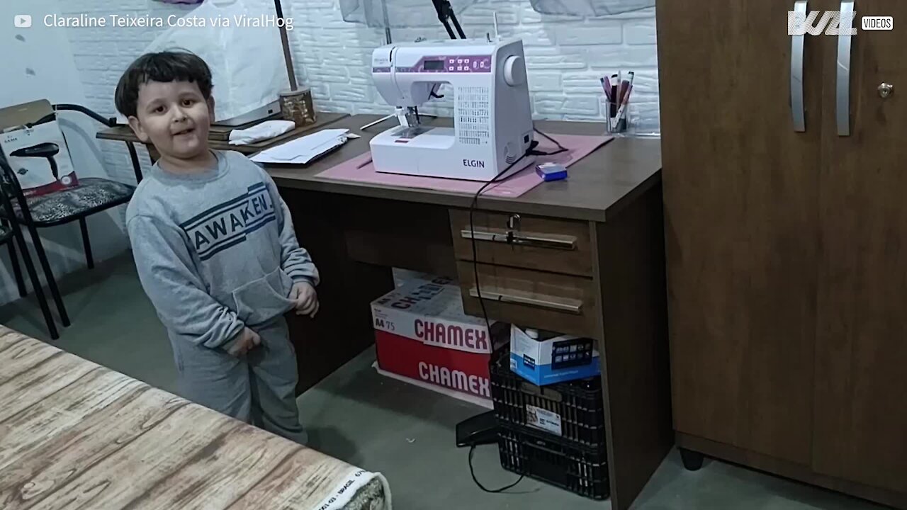 Menino alimenta sapo com Fandangos 1