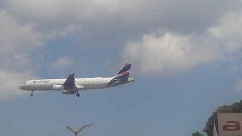 Airbus A321 PT-MXE vindo de Fortaleza para Manaus