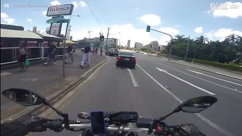En pleine admiration devant ces dames, il tombe de sa moto