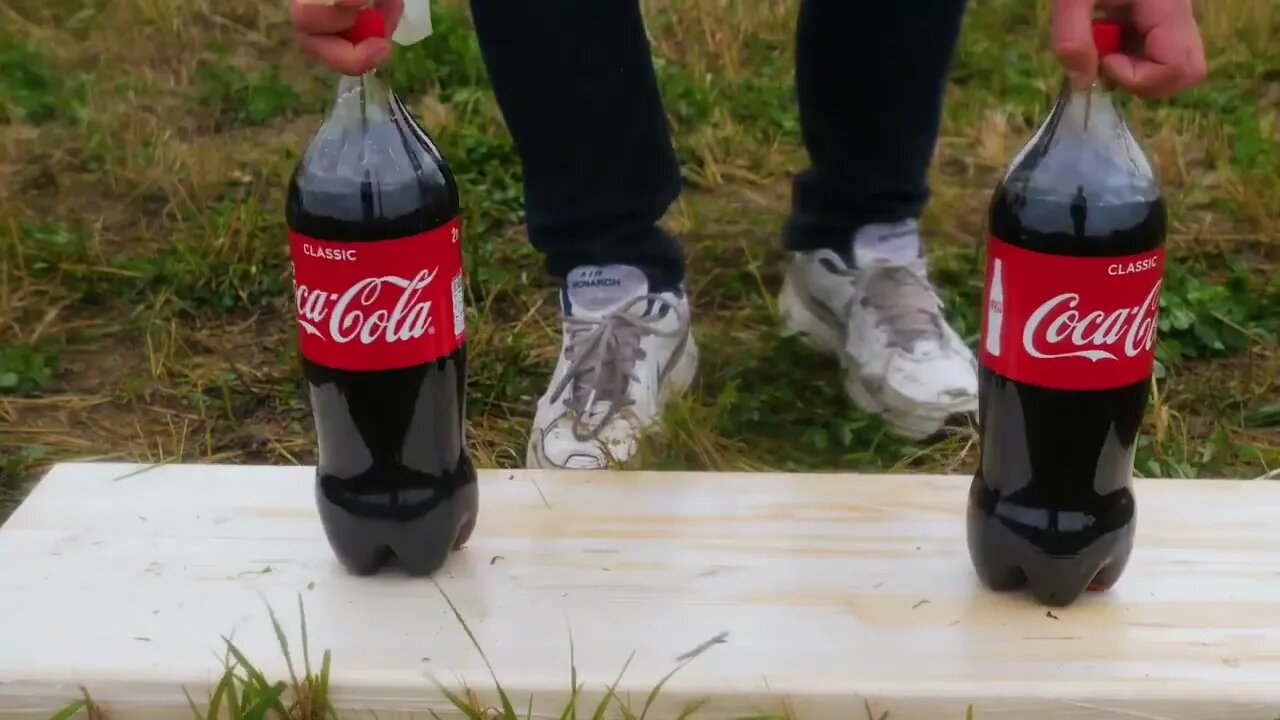 Experiment: Giant Coca Cola Balloon VS Mentos-7