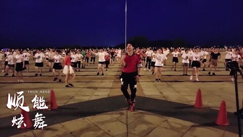 最新热门广场舞《夜之光》，大街小巷都在唱这首歌，舞步时尚动感【順能炫舞團】
