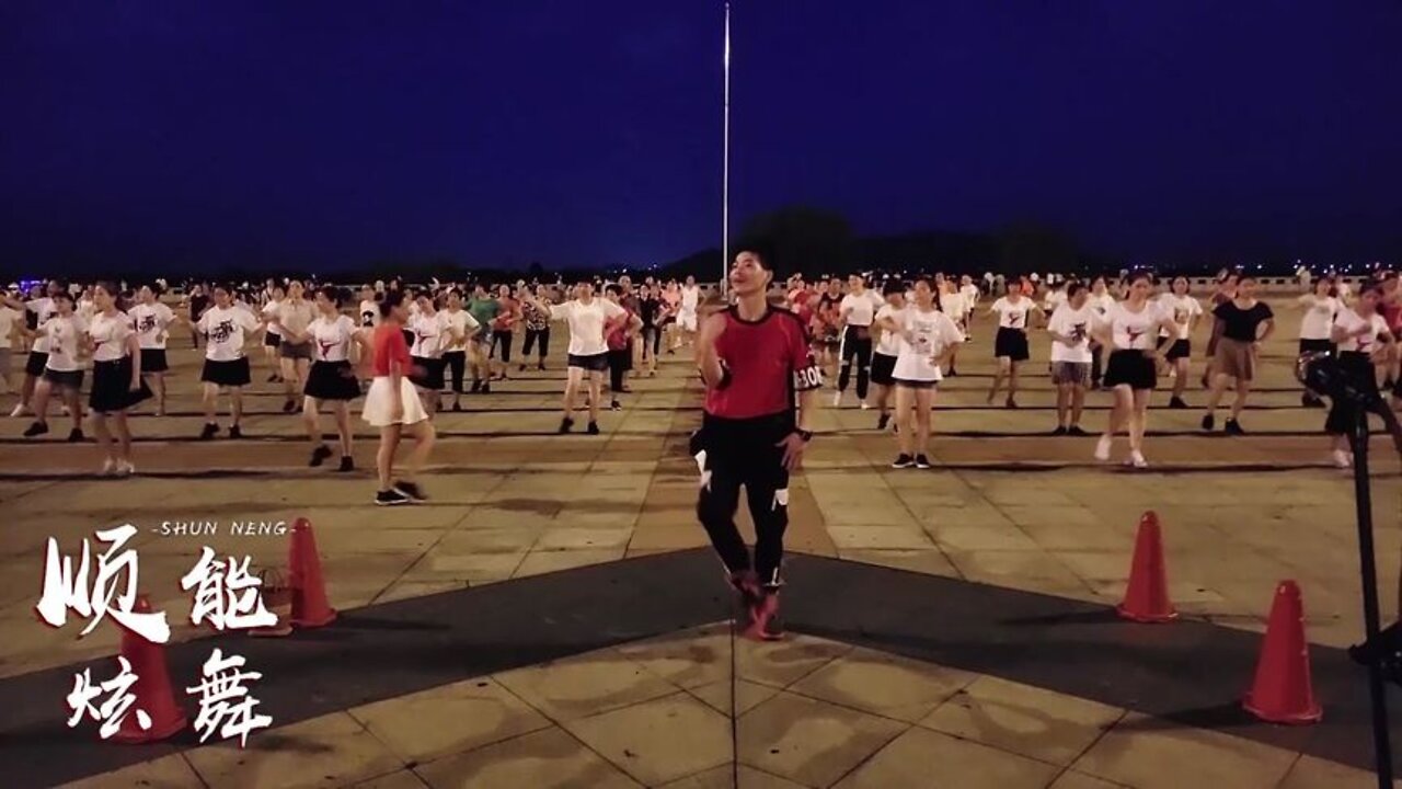 最新热门广场舞《夜之光》，大街小巷都在唱这首歌，舞步时尚动感【順能炫舞團】