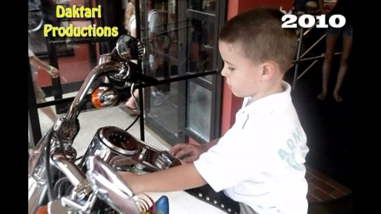 2010 M07 06 Paseo a Disney World con Santi - Ale & Santi en la tienda de Harley Davison