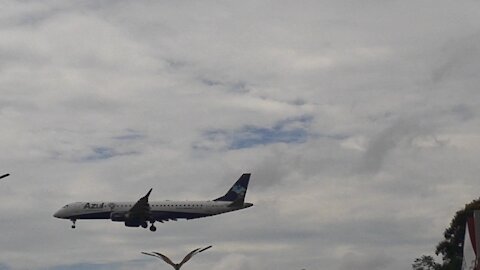 Embraer 195 PR-AUP e Embraer 195 PR-AYN na aproximação final antes de pousarem em Manaus