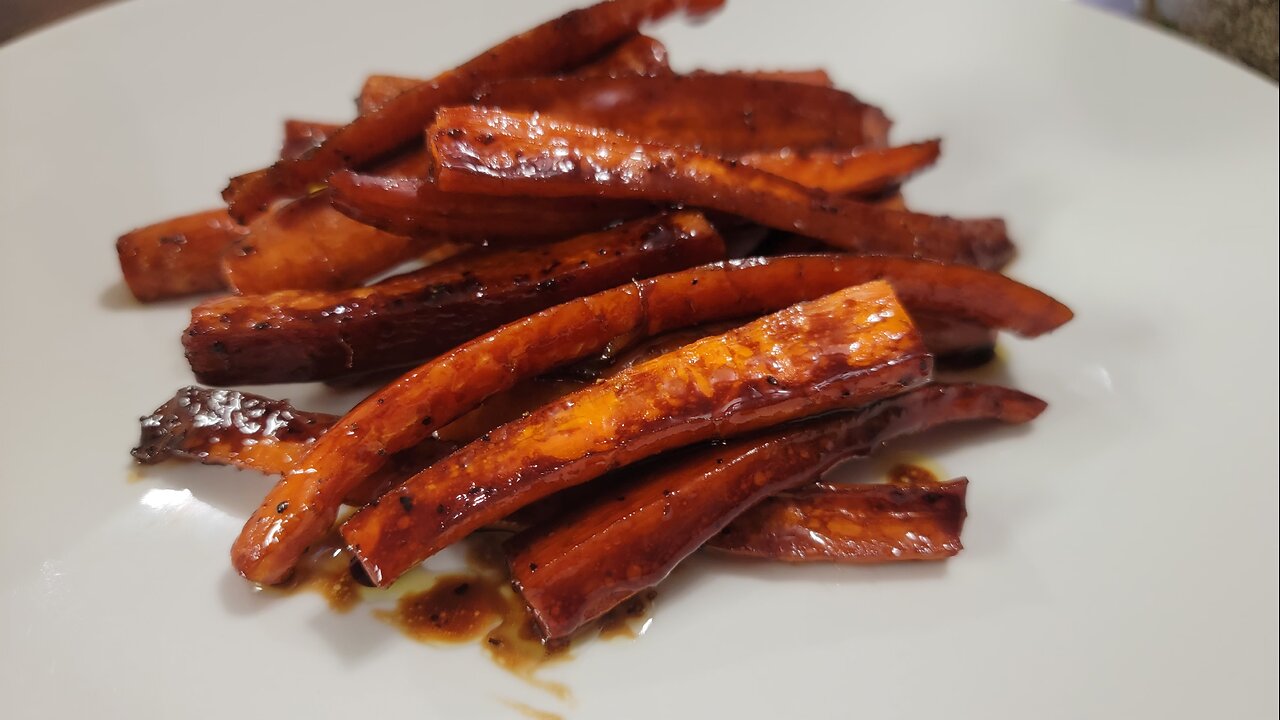 CHERRY BALSAMIC GLAZED CARROTS | OUR FAVORITE THANKSGIVING SIDE