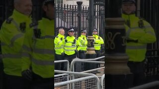 police guarding downing street #metpolice