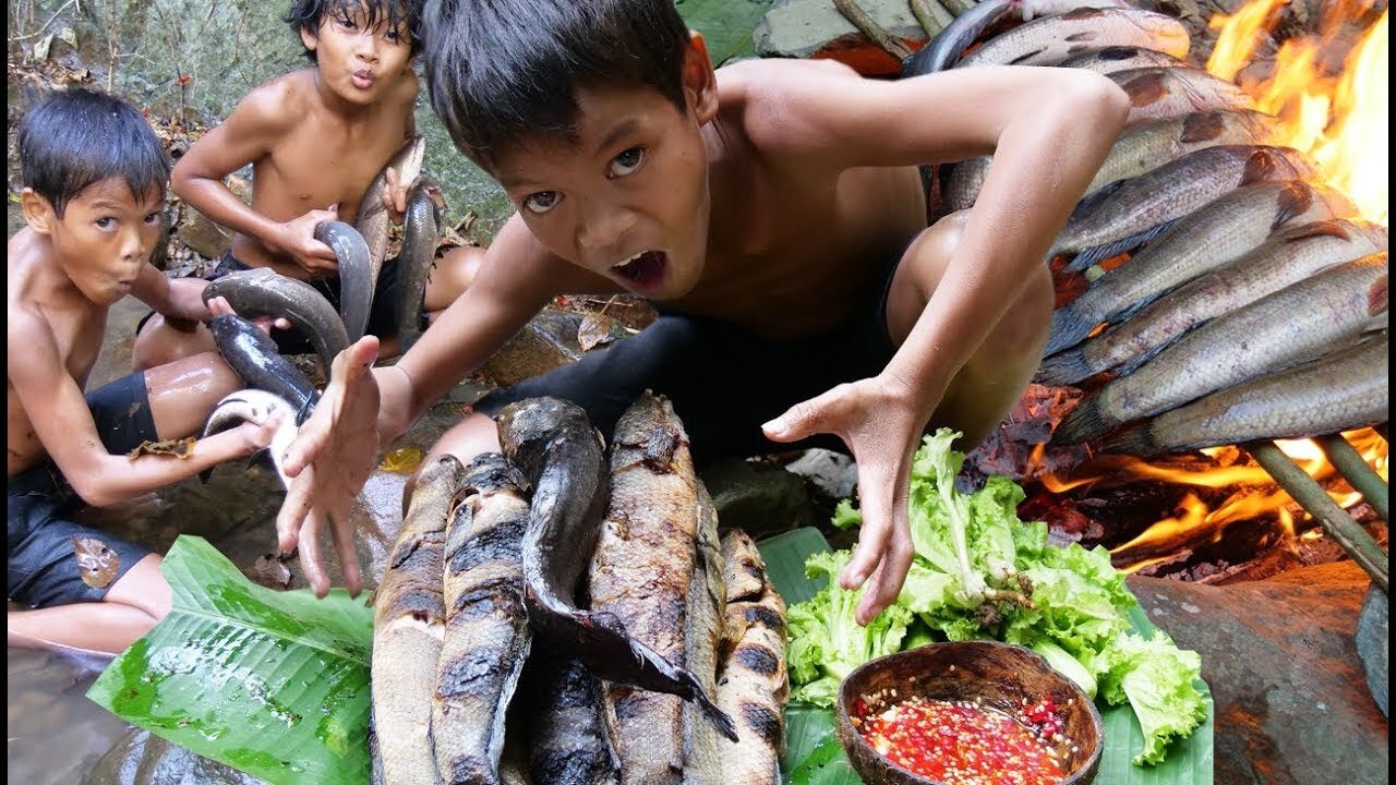 Survival in the rainforest, Must watch cooking squid with coconut delicious eating