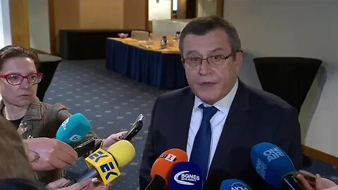 Коментар на образователния министър за заплахите към училищата