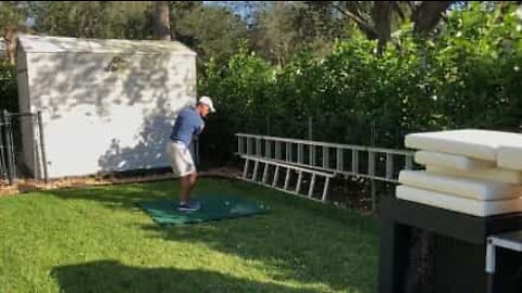 Golfista realiza truque com objetos do dia a dia