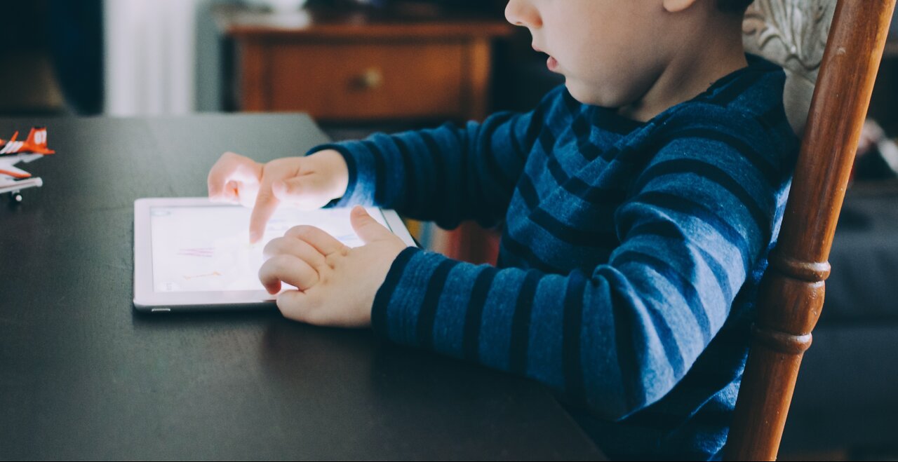 This many parents have purchased their kids a basic feature phone