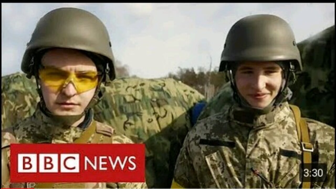 Ukraine’s teenage students prepare to fight the Russian army - BBC News