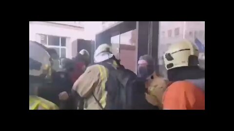 Belgian firefighters attempt to break into the office of the Health Minister!