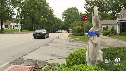 Blue ribbons show support for fallen Ofc. Jonah Oswald