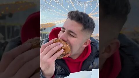 TESTAM GURGERUL DE LA TARGUL DE CRACIUN #oguritamica #manciosul #mancare #burger#chrismas