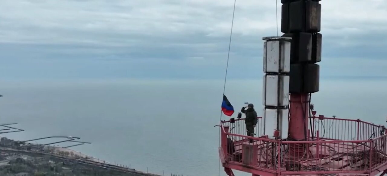 Raising the DPR flag at the highest point of Mariupol