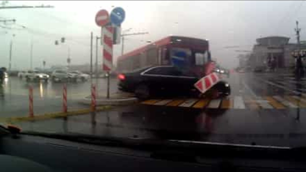 Russia: autobus travolge un'auto