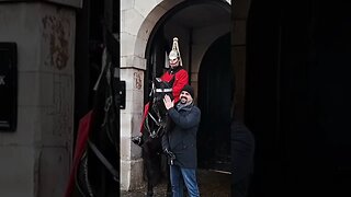 Tourist not fased at being shouted at (GET OFF THE REINS) #horseguardsparade