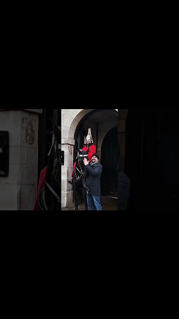 Tourist not fased at being shouted at (GET OFF THE REINS) #horseguardsparade
