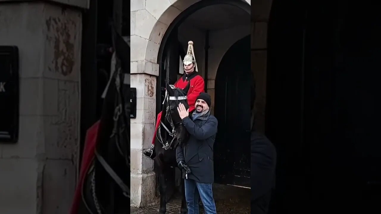Tourist not fased at being shouted at (GET OFF THE REINS) #horseguardsparade