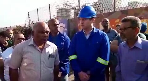 WATCH: Irate residents won’t allow Durban chemical plant to reopen following leak (KDp)