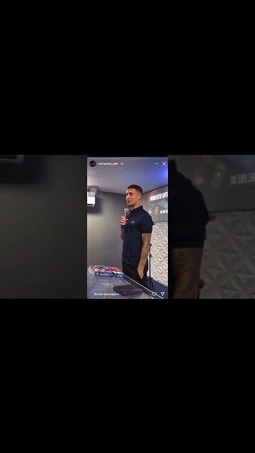 Zagueiro do Botafogo na igreja falando "Aqui está mais cheio que o estádio do Botafogo"