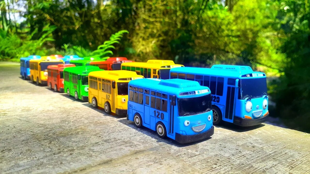 Mencari dan Menemukan Mainan Bus Tayo, Lani, Gani dan Rogi Yang Terjepit Batu di Derasnya Arus Air