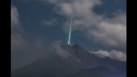 They capture the moment when a meteor falls on the most active volcano in Indonesia