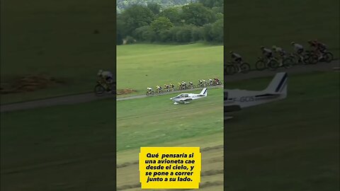 Que pensaría si una avioneta cae desde el cielo, y se pone a correr junto a su lado?