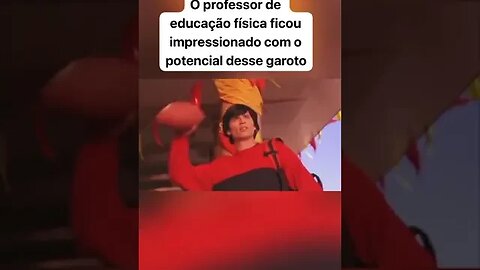 O professor de educação física ficou impressionado com o potencial desse garoto