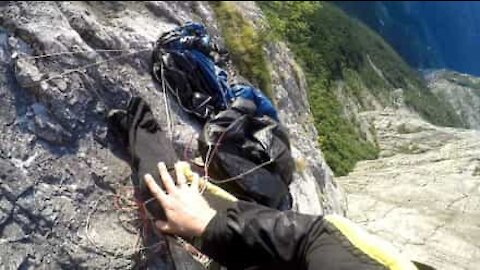 BASE jumper vive momento assustador e cai durante salto