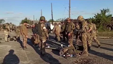 Images de la REDDITION des militants d'Azov de l'usine d'Azovstal à Marioupol.