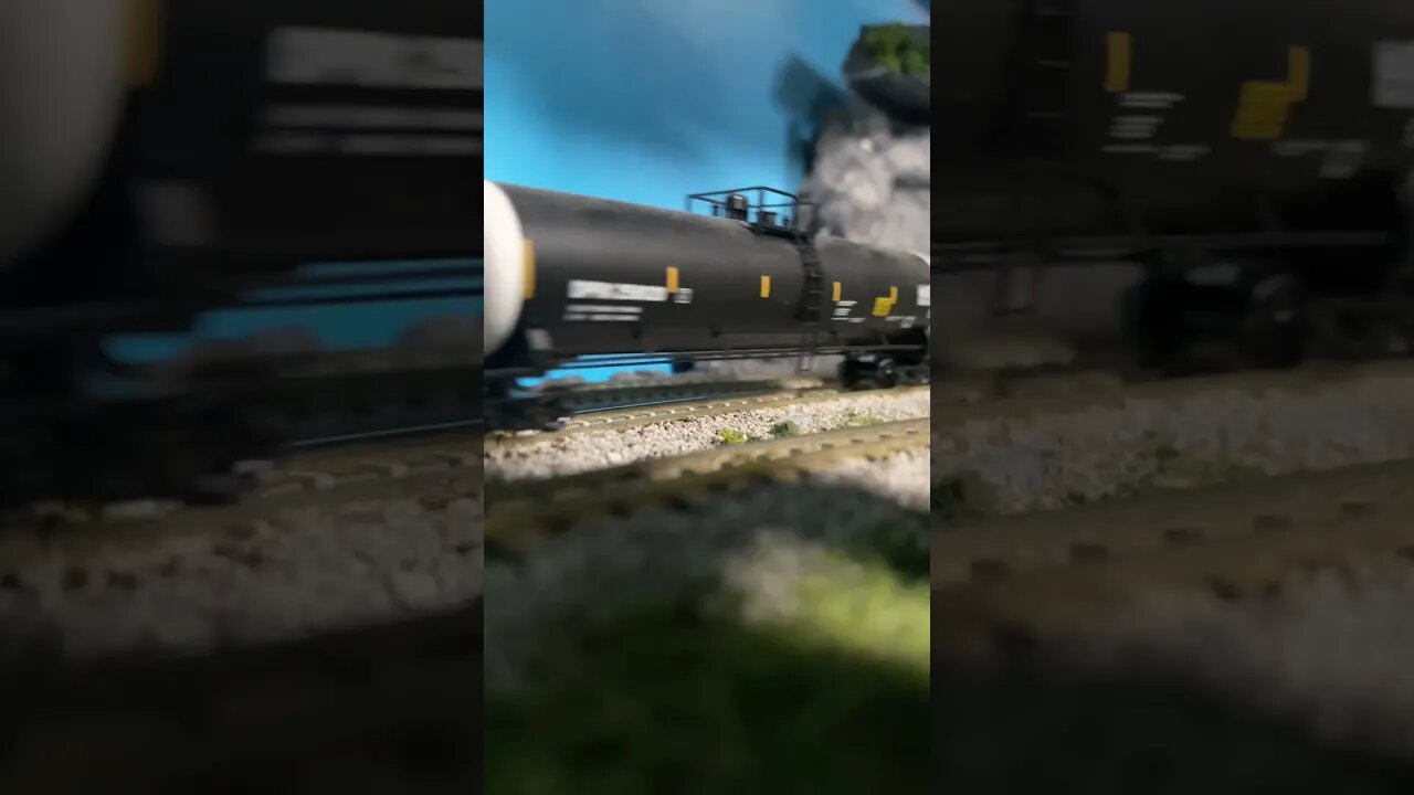 N Scale Kato Sd70macs fast tank trai