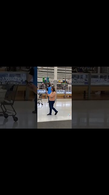 Homeless Guy Smashes Jewelry Cases 😳🤯💎