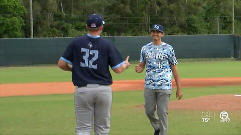 Former Keiser Seahawk Peter Crocitto receives his Gold Glove award