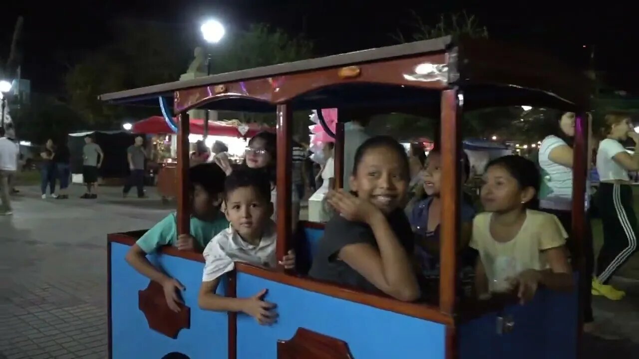 Se unen familias para disfrutar de Villa Navideña en la Explanada de la Independencia