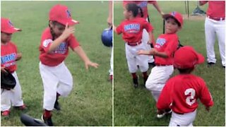 Teneri bambini mostrano come fare il riscaldamento prima della partita