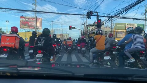 ONLY in the Philippines | Motorcycles at Stop Light