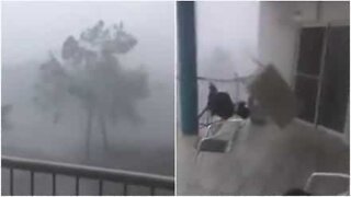 Intensiv storm förstör balkong i Australien