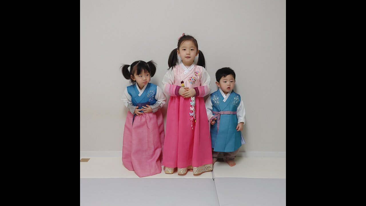 New Year's greetings from three siblings