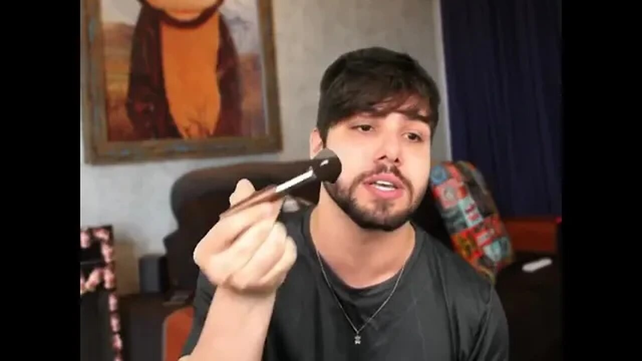 T3ddy fazendo tutorial de maquiagem