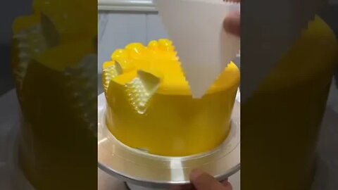 Pastry chef showing how to decorate a super easy cake