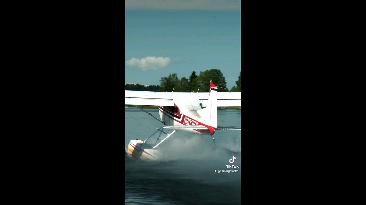 1976 Cessna 185F Skywagon seaplane departure