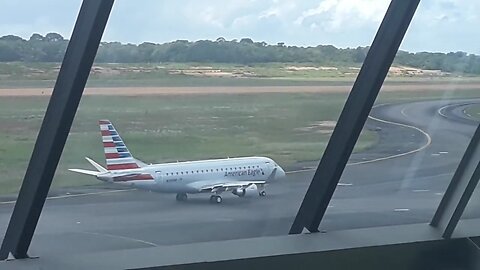 Embraer 175 da American Eagle N289MW taxia e decola para os Estados Unidos