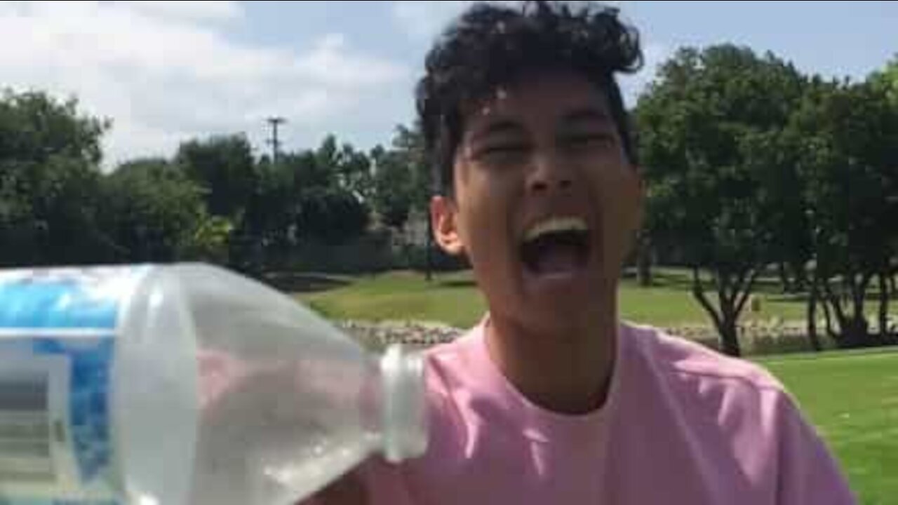 Un salto arrière pour réussir le "bottle cap challenge"