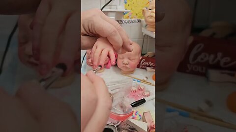 How to paint nails
